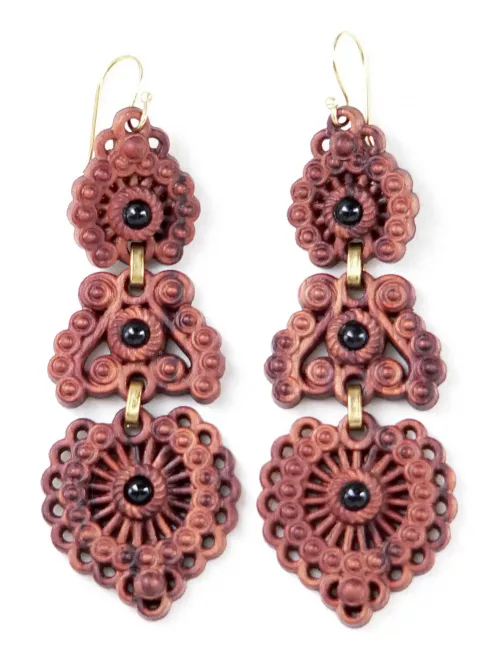 Pendientes de madera inspirados en la joyería tradicional gallega llamados brincos de grao d'amora tradicionais galegos