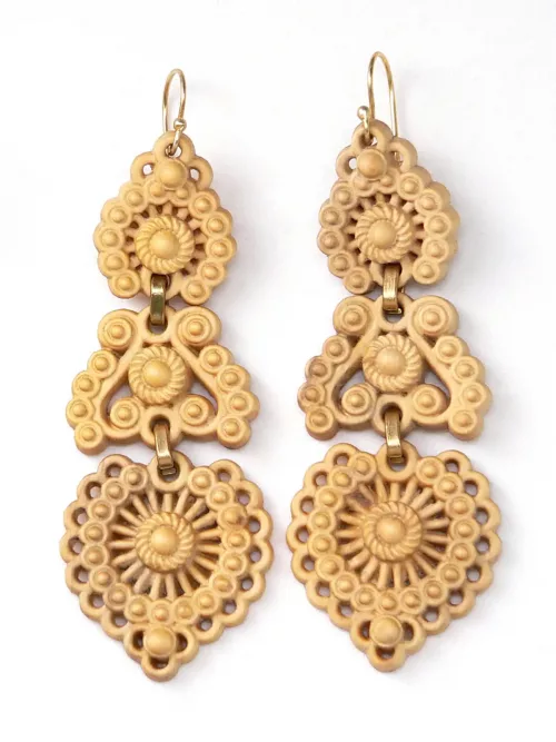 Pendientes de madera inspirados en la joyería tradicional gallega llamados brincos de grao d'amora tradicionais galegos
