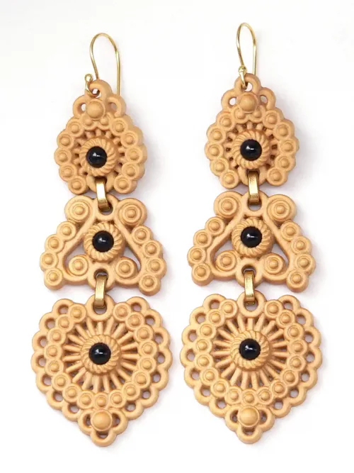 Pendientes de madera inspirados en la joyería tradicional gallega llamados brincos de grao d'amora tradicionais galegos