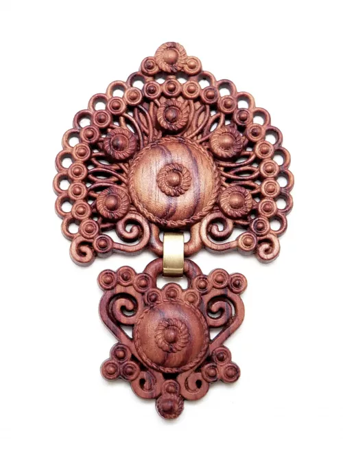 Colgante galápago de madera inspirado en la joyería tradicional gallega llamado sapo grande tradicional galego de dous corpos de madeira