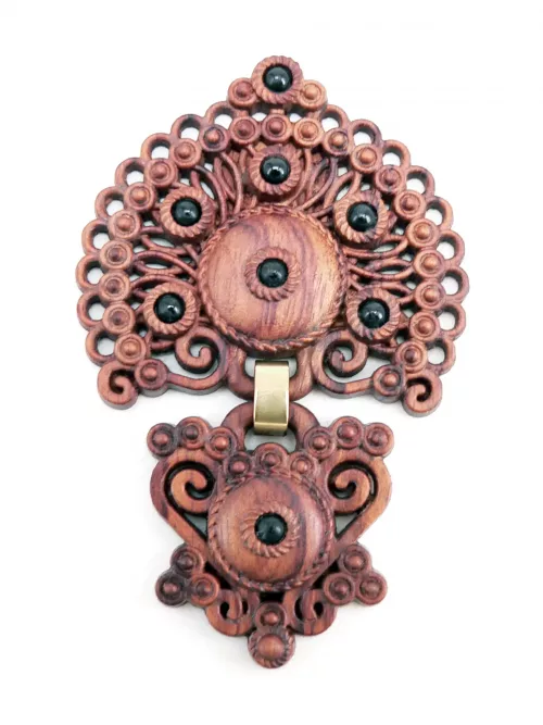 Colgante galápago de madera inspirado en la joyería tradicional gallega llamado sapo grande tradicional galego de dous corpos de madeira