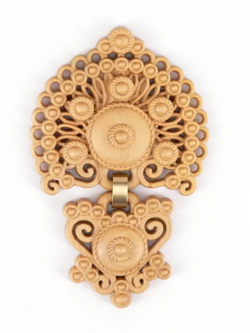 Colgante galápago de madera inspirado en la joyería tradicional gallega llamado sapo grande tradicional galego de dous corpos de madeira