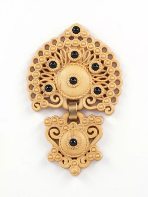 Colgante galápago de madera inspirado en la joyería tradicional gallega llamado sapo grande tradicional galego de dous corpos de madeira